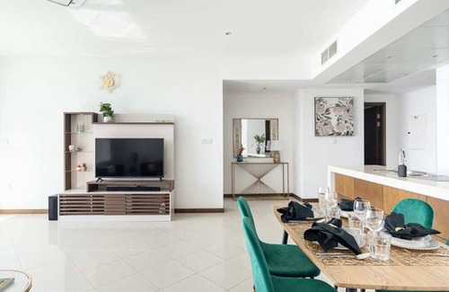 Dubai Festival City Apartment | Spacious 1BR Apartment With Lovely Dubai Creek Views