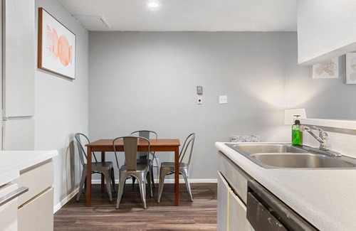 North University Apartment | Spacious 1BR in Hydepark Austin 9134