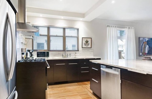 Moncton Apartment | Spacious 2 BDRM Downtown - Full kitchen & Parking