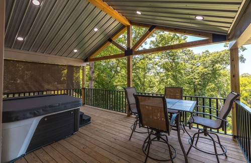 Steelville Cabin | Spacious 2 bed, Hot tub, beautiful back deck overlooking Meramec River