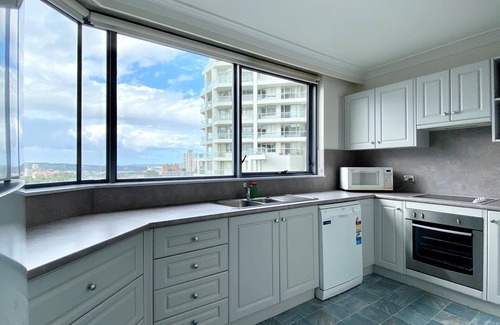 Sydney Apartment | Spacious 2-Bedroom Apartment, 900m Stroll to Harbour Bridge