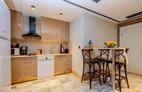 Cihangir Apartment | Spacious 2-bedroom apartment in marvelous Istanbul with AC