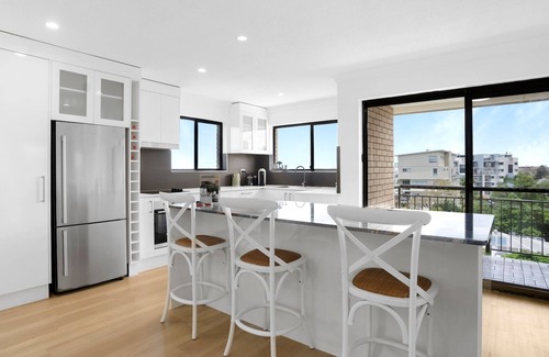 Moffat Beach Apartment | Spacious 2 Bedroom Apartment With Ocean Views