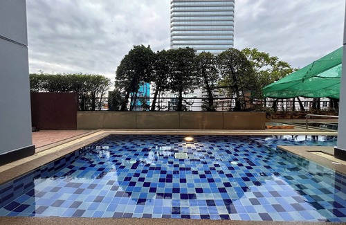 Ratchadaphisek Condo | Spacious 2-bedroom condo in welcoming Bangkok with WiFi, AC, fitness room