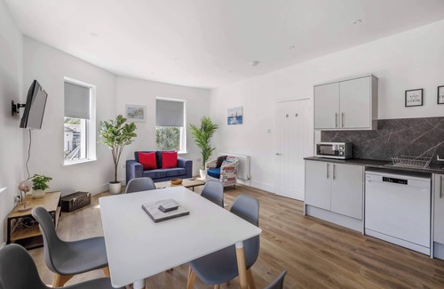 Old Trafford Apartment | Spacious 2 Bedroom Apartment in Saltash