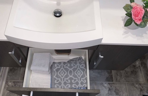 Whitby Apartment | Spacious 2 beds Apartment in Downtown Whitby