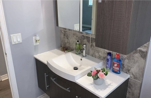 Whitby Apartment | Spacious 2 beds Apartment in Downtown Whitby
