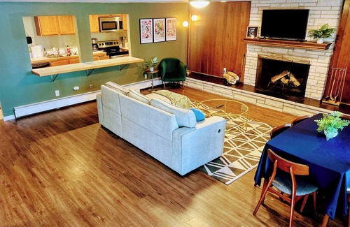 Sable Altura Chambers House | Spacious, 2 BR, Aurora guest suite with Rocky Mountain views.
