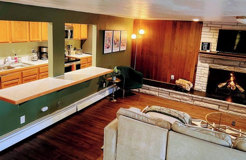 Sable Altura Chambers House | Spacious, 2 BR, Aurora guest suite with Rocky Mountain views.