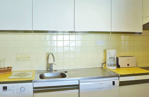 Le Lavandou Apartment | Spacious 2-Room Apartment with Pool, Tennis & Parking - Sleeps 4