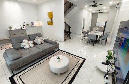Sungai Petani House | Spacious, 2 Storey Home, Up to 12 Pax, 4 Bedrooms, 4 Bathrooms, 2 Car Park Lots by Star Home