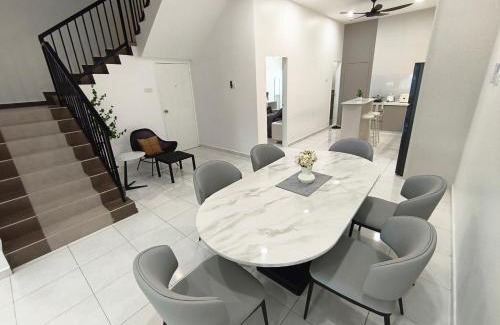 Sungai Petani House | Spacious, 2 Storey Home, Up to 12 Pax, 4 Bedrooms, 4 Bathrooms, 2 Car Park Lots by Star Home