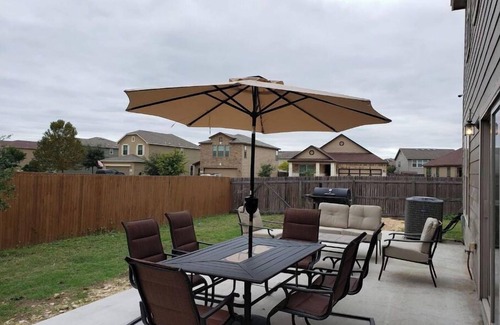 Southside House | Spacious 2 Story Corner Home (Lackland AFB BMT)