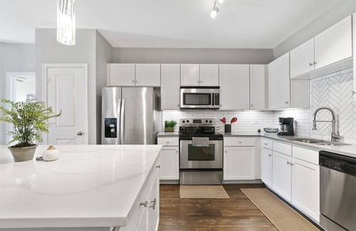 St. Edwards Apartment | Spacious 2B2B on South Congress, Pool & Gym
