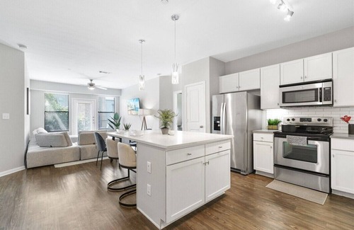 St. Edwards Apartment | Spacious 2B2B on South Congress, Pool & Gym