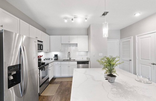 St. Edwards Apartment | Spacious 2B2B on South Congress, Pool & Gym