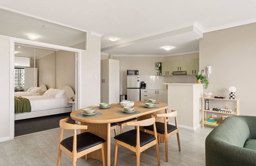 East Perth Apartment | Spacious 2BD 2BTH Apartment in East Perth - Close to OPTUS, WACA and CBD