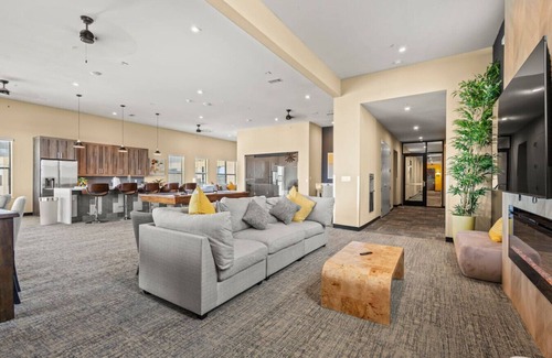 Cedars Apartment | Spacious 2bdr w/gym, firepit, pooltable Downtown