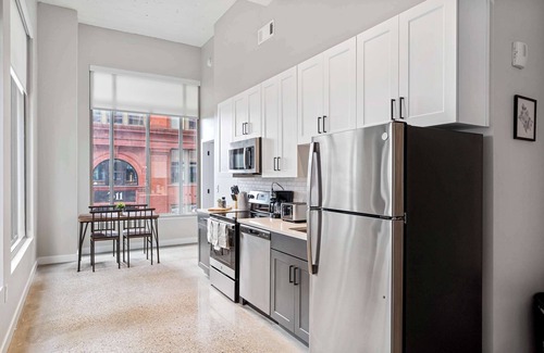 Downtown Cincinnati Apartment | Spacious 2BR CozySuites | OTR Downtown #09
