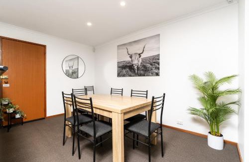 Reid House | Spacious 2BR Home in Tranquil Leafy Neighborhood - Hosted by CanStay
