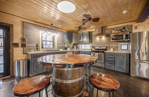 Broken Bow Cabin | Spacious 2BR in Hochatown King Bed Ensuite Arcade Parking Hot Tub Boat Parking