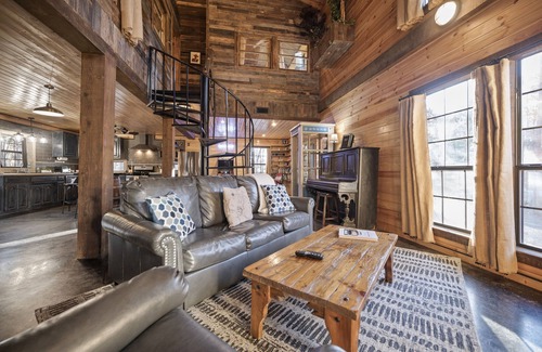 Broken Bow Cabin | Spacious 2BR in Hochatown King Bed Ensuite Arcade Parking Hot Tub Boat Parking