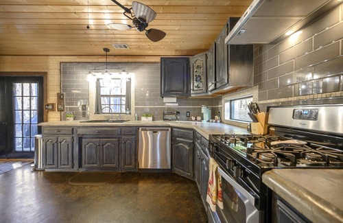 Broken Bow Cabin | Spacious 2BR in Hochatown King Bed Ensuite Arcade Parking Hot Tub Boat Parking