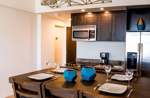 El Medano Ejidal Apartment | Spacious 2BR Suite with Full Kitchen! Rooftop Pool, Beachfront, Pet-friendly!