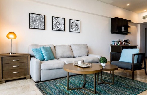 El Medano Ejidal Apartment | Spacious 2BR Suite with Full Kitchen! Rooftop Pool, Beachfront, Pet-friendly!