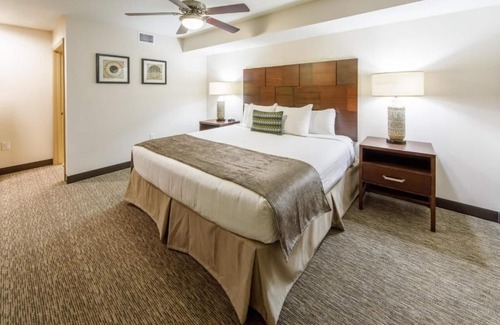 North Scottsdale Hotel | Spacious 2BR Villa Perfect For Family Stay | Outdoor Pools and Free Parking