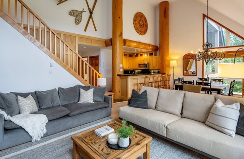Blackcomb House | Spacious 3.5BR Retreat | Golf Course Views | Walk to Lakes & Trails | Managed By Aloha Whistler