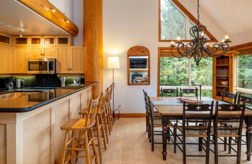 Blackcomb House | Spacious 3.5BR Retreat | Golf Course Views | Walk to Lakes & Trails | Managed By Aloha Whistler