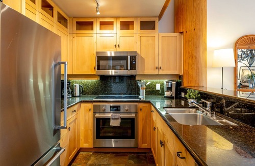 Blackcomb House | Spacious 3.5BR Retreat | Golf Course Views | Walk to Lakes & Trails | Managed By Aloha Whistler