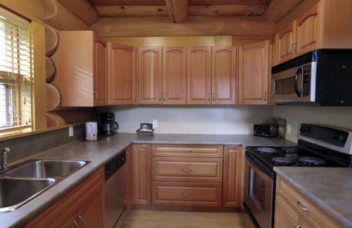 Clearwater Apartment | Spacious 3 bed 3 bath Log Cabin Home