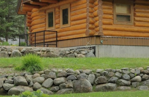 Clearwater Apartment | Spacious 3 bed 3 bath Log Cabin Home
