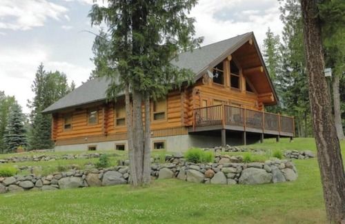 Clearwater Apartment | Spacious 3 bed 3 bath Log Cabin Home