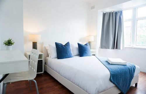 Clayton House | Spacious 3-Bed Family Home - Contractor Friendly - Near Coop Live & Etihad Stadium - Free Parking
