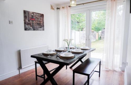 Clayton House | Spacious 3-Bed Family Home - Contractor Friendly - Near Coop Live & Etihad Stadium - Free Parking