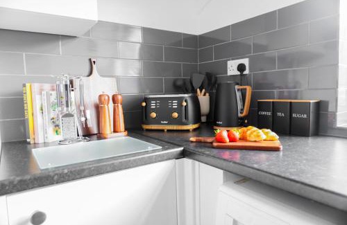 Clayton House | Spacious 3-Bed Family Home - Contractor Friendly - Near Coop Live & Etihad Stadium - Free Parking