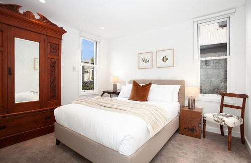 Balmain House | Spacious 3-Bed Family House with Courtyard