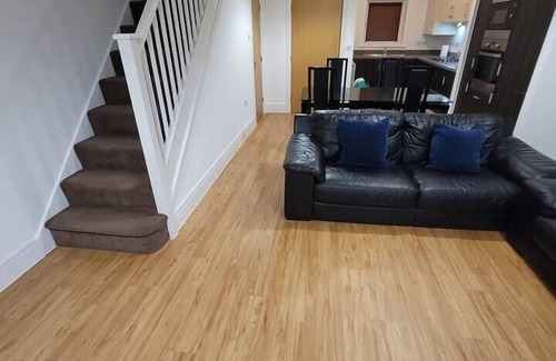 Fenny Stratford House | Spacious 3 bed house with ensuite and free parking