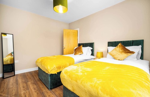 Oldbury House | Spacious 3 bed house/sleeps 5/Free parking-Oldbury