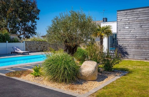 Erdeven House | Spacious 3-Bed House with Pool, Garden, WiFi, Near Beaches & Shops in Erdeven