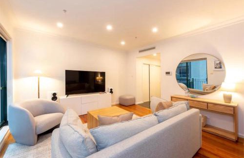 Melbourne Central Business District Apartment | Spacious 3-bed Unit in Melbourne CBD w Pool & Gym