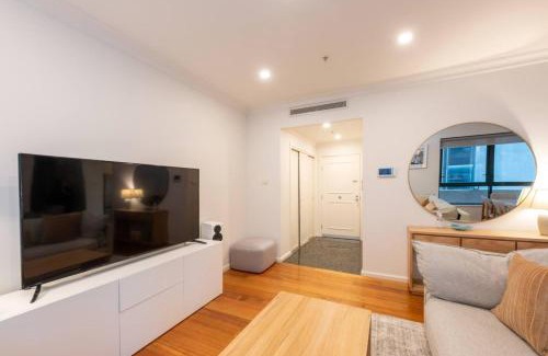 Melbourne Central Business District Apartment | Spacious 3-bed Unit in Melbourne CBD w Pool & Gym