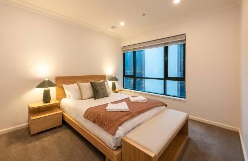 Melbourne Central Business District Apartment | Spacious 3-bed Unit in Melbourne CBD w Pool & Gym