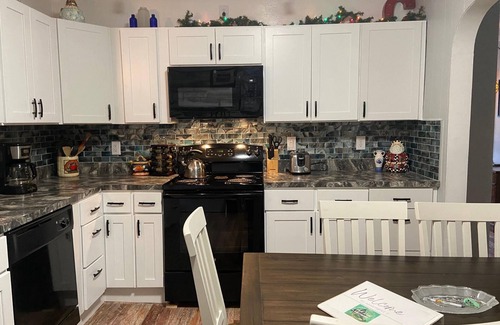 Ashfield Apartment | Spacious 3 Bedroom, 2 Bath Apartment-historic Jim Thorpe, large patio & balcony