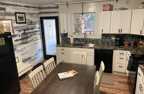 Ashfield Apartment | Spacious 3 Bedroom, 2 Bath Apartment-historic Jim Thorpe, large patio & balcony