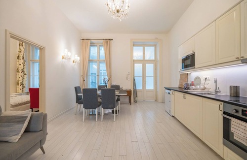 Terezvaros Apartment | Spacious 3 bedroom, 3 ensuite bathroom elegant apartment near the Opera House