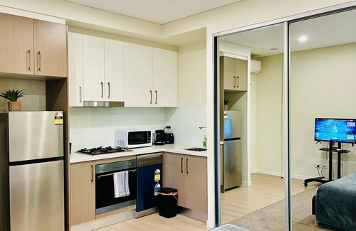 Botany Apartment | Spacious 3-bedroom apartment in enjoyable Botany with AC 2 parking